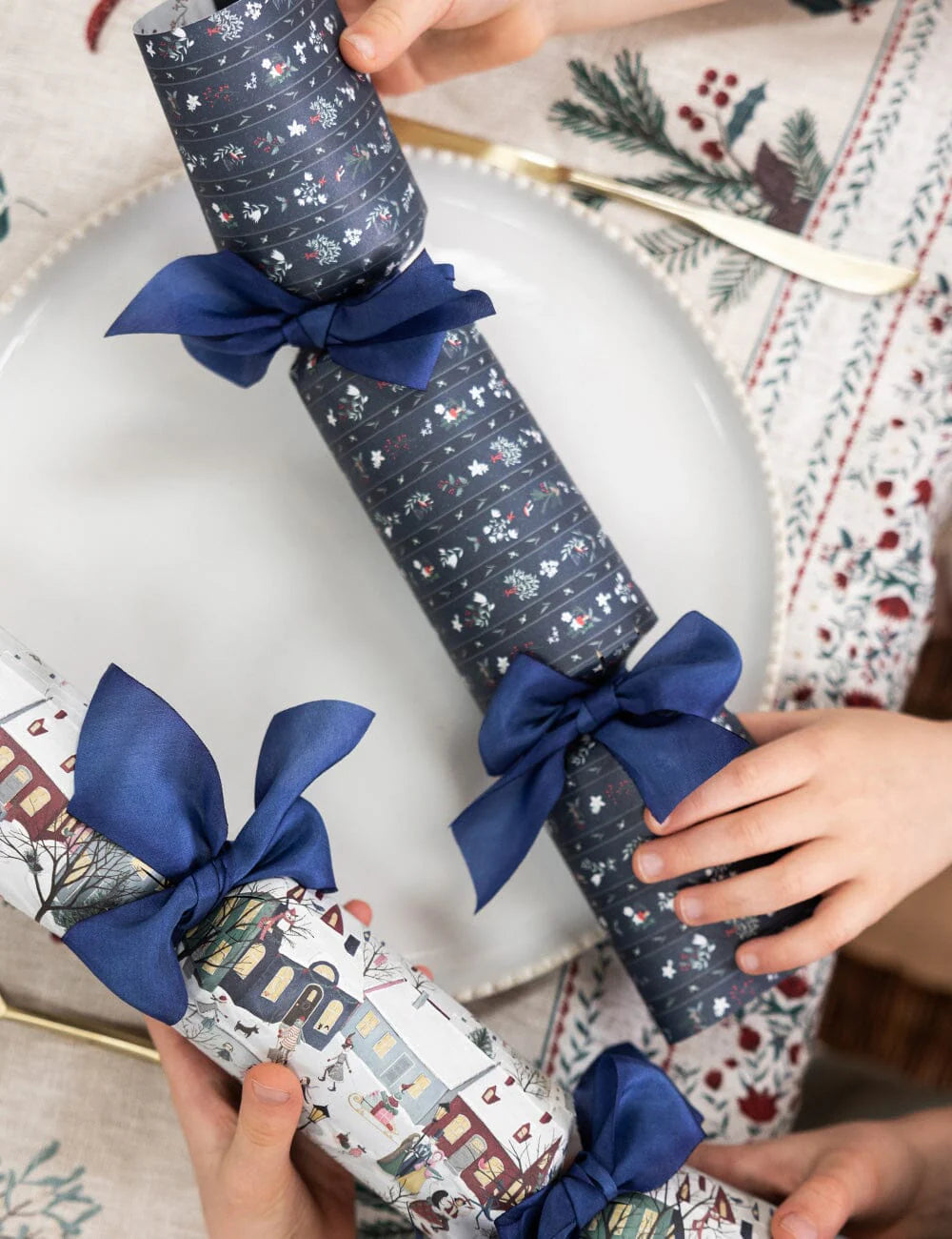 10 Pack Christmas Cracker Kit - The Christmas Village